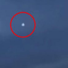 Очевидцу удалось запечатлеть яркий белый шар в небе