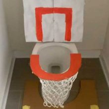 Для того, чтобы почувствовать себя баскетболистом, выдумщику достаточно пойти в туалет