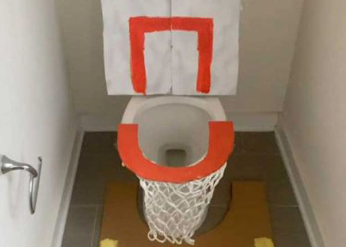 Для того, чтобы почувствовать себя баскетболистом, выдумщику достаточно пойти в туалет