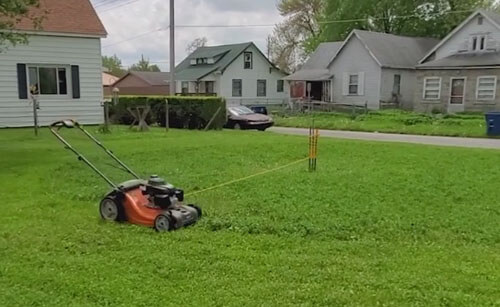 Газонокосилка на поводке самостоятельно стрижёт траву
