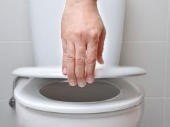 Женщина заставляет своего партнёра мыть ноги после посещения туалета