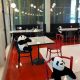 Сотрудники ресторана рассадили за столиками игрушечных панд