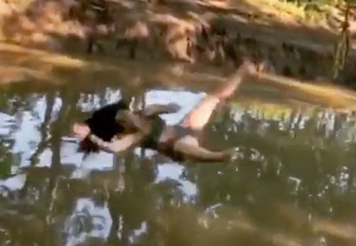 Женщина, упавшая в воду, удивила пользователей интернета