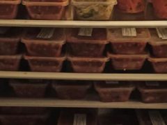 Добряк установил на лужайке холодильник с бесплатной домашней едой