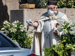 Священник с водяным пистолетом прославился в интернете