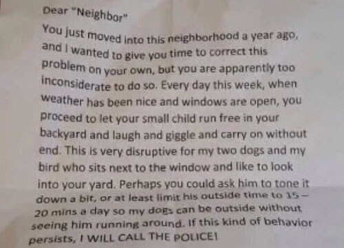 Записка, полученная от соседа, рекомендует ребёнку гулять поменьше