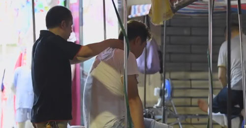 Слепые массажисты оказывают помощь людям на ночном рынке массажа