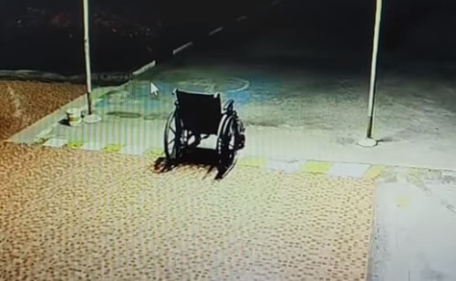 Невидимый призрак прокатился в инвалидной коляске
