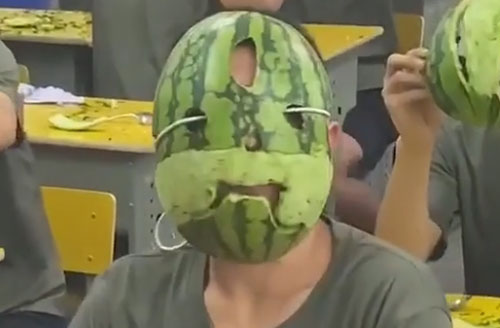 Студенты не только полакомились арбузами, но и сделали из них маски