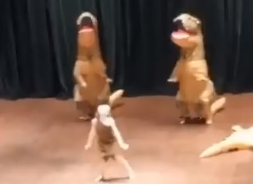 Динозавр, игравший в пьесе, потерял сознание прямо на сцене