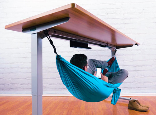Чтобы расслабиться во время работы, можно повесить под стол гамак