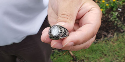Рабочие, сортировавшие мусор, нашли давно потерянное кольцо