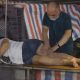Слепые массажисты оказывают помощь людям на ночном рынке массажа