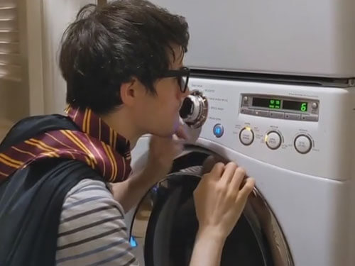 Музыкальная тема из популярного фильма была сыграна на стиральной машине