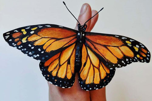Бабочки и жуки, кажущиеся живыми, на самом деле вырезаны из бумаги