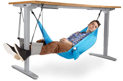 Чтобы расслабиться во время работы, можно повесить под стол гамак