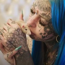 Женщина потратила десятки тысяч долларов на свои многочисленные татуировки
