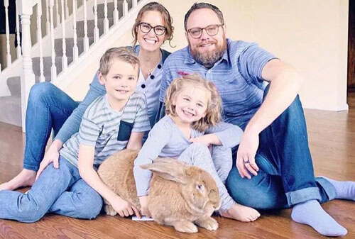 Семейство не нарадуется на своего необычного гигантского кролика