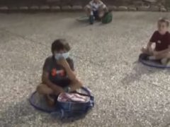 Сотрудники летнего лагеря используют хулахупы, чтобы держать детей на расстоянии