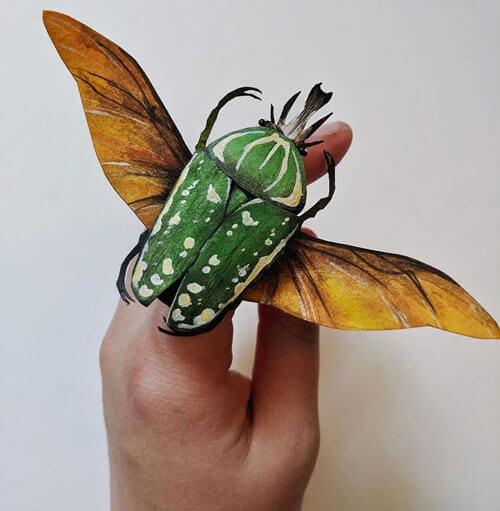 Бабочки и жуки, кажущиеся живыми, на самом деле вырезаны из бумаги
