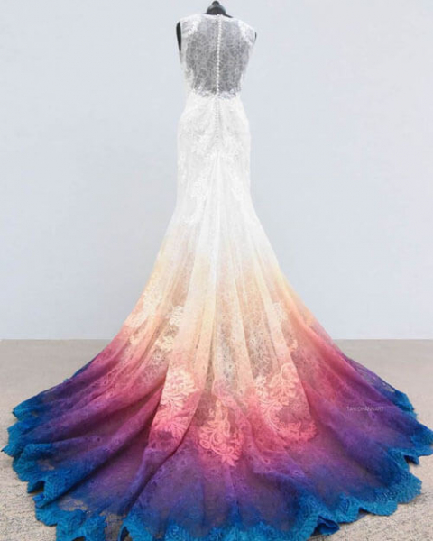 Невеста в необычном наряде открыла свой бизнес по покраске свадебных платьев