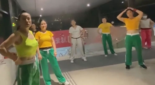Не желая отказываться от любимых танцев, женщины встречаются перед входом в метро