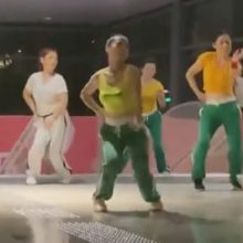 Не желая отказываться от любимых танцев, женщины встречаются перед входом в метро
