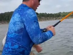 Удачливый рыбак поймал очень крупную рыбину
