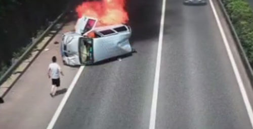 Очевидец, начавший пинать автомобильное стекло, спас от гибели трёх пассажиров