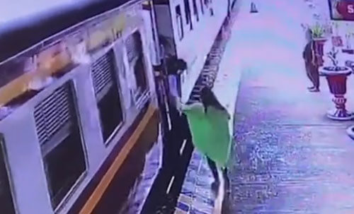 Заигравшись в мобильный телефон, пассажирка чуть не опоздала на поезд
