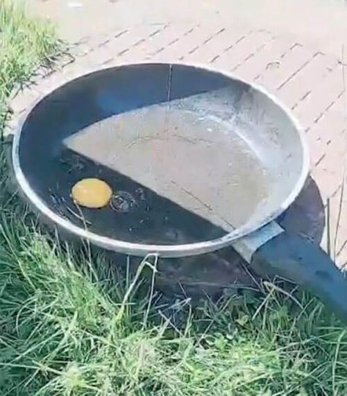 Воспользовавшись жаркой погодой, мужчина приготовил себе яичницу