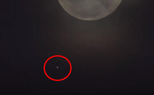 Мужчина, захотевший полюбоваться на луну, заодно снял загадочный объект в небе