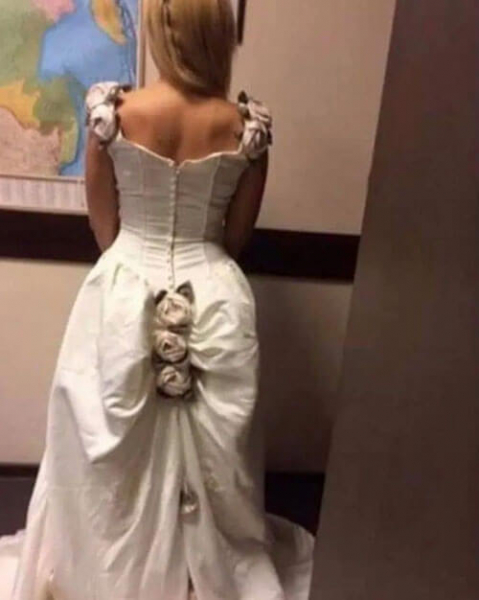Розы на свадебном платье пришили не в самом удачном месте