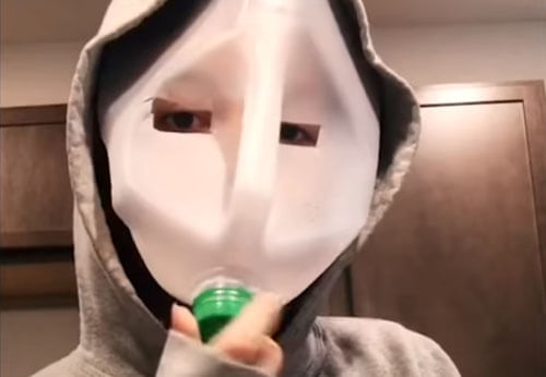 Бутылка из-под молока превратилась в жуткую защитную маску