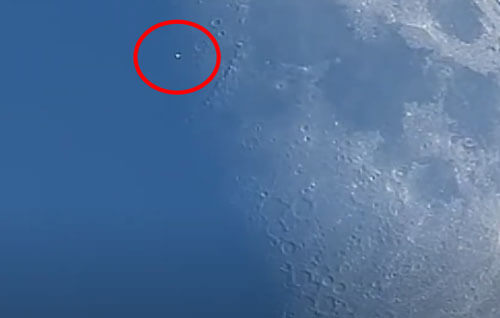 Летающий объект быстро пронёсся на фоне луны