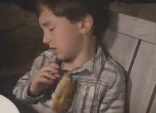 Сонный мальчик не смог в полной мире насладиться пиццей