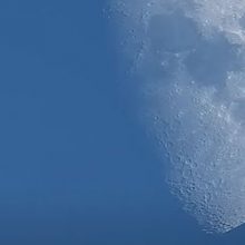 Летающий объект быстро пронёсся на фоне луны