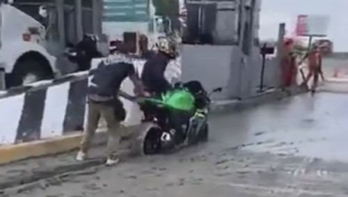 Мотоциклист выбрал неправильный путь и попал в досадную ловушку