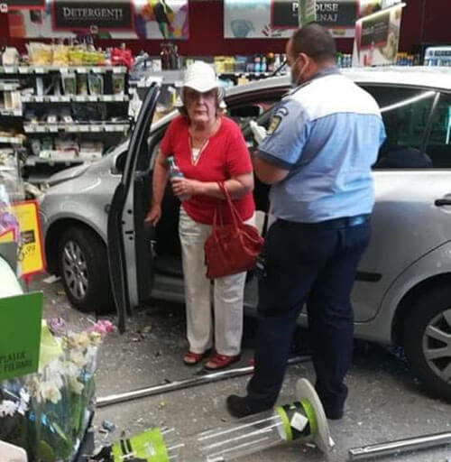 Бабушка на машине эффектно въехала в супермаркет