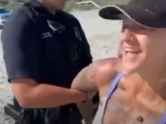 Женщина оказалась в наручниках из-за слишком откровенного купальника
