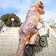 Костюм динозавра не мешает чудаку выполнять велосипедные трюки