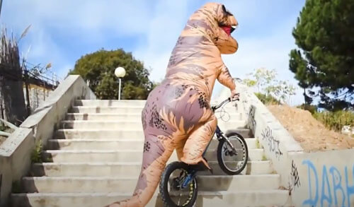 Костюм динозавра не мешает чудаку выполнять велосипедные трюки