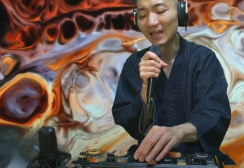 Монах прославился, объединяя буддийские песнопения с современной музыкой