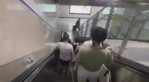 Чтобы попасть в метро, пассажирам приходится очень глубоко спускаться под землю