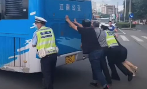 Пожилой сотрудник полиции попытался оттолкать сломавшийся автобус