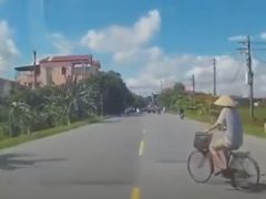 Велосипедист во время совершения манёвра проявил пугающую невнимательность