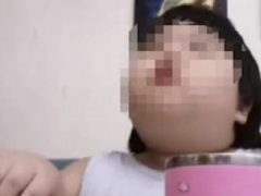 Родители, снимающие на видео то, как их дочка ест, вызвали всеобщее возмущение