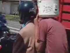 Пассажир мотоцикла надел на голову странный самодельный шлем