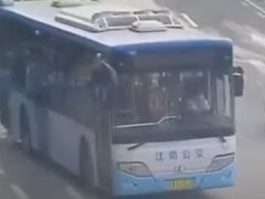 Пожилой сотрудник полиции попытался оттолкать сломавшийся автобус