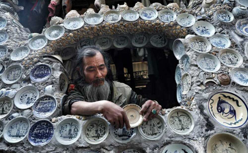 Коллекционер живёт в необычном доме, украшенном фарфоровой посудой